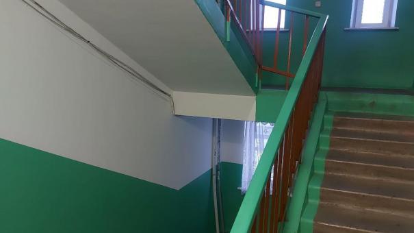 В Омске простились с мальчиком, который погиб, катаясь на перилах