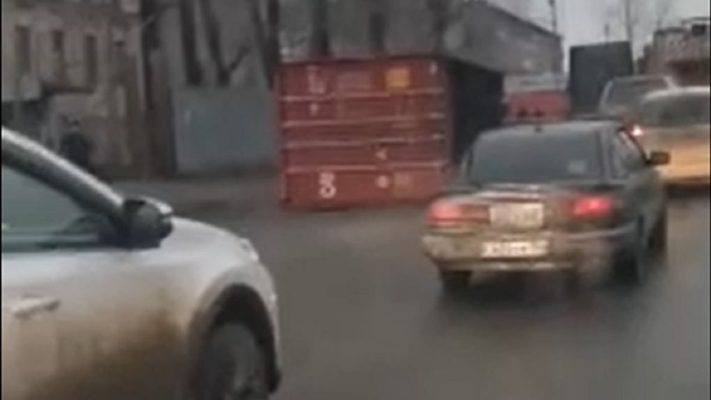 Потерявший груз контейнеровоз создал огромную пробку в Новосибирске