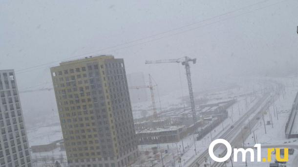 Омичей предупредили об ухудшении видимости на дорогах из-за мощного снегопада
