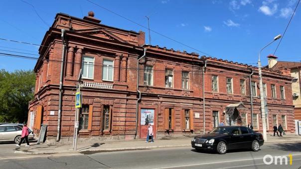Ночью неизвестные забросали коктейлями Молотова военкомат в центре Омска