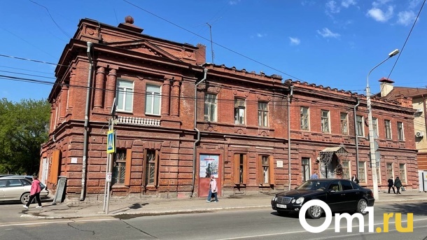 Ночью неизвестные забросали коктейлями Молотова военкомат в центре Омска