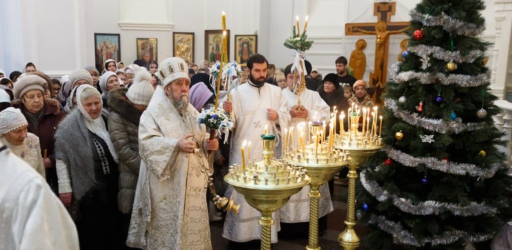 Фоторепортаж: всенощное бдение в Успенском соборе и литургия в соборе Рождества Омска