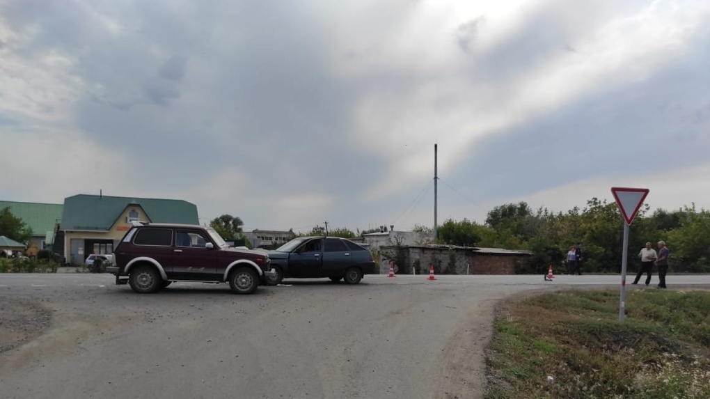 Из-за ошибки водителя 14-летнюю девочку отправили в больницу после аварии на трассе в Омской области