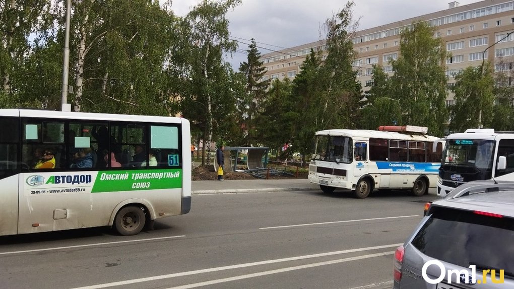 В центре Омска заметили лежащую на земле остановку