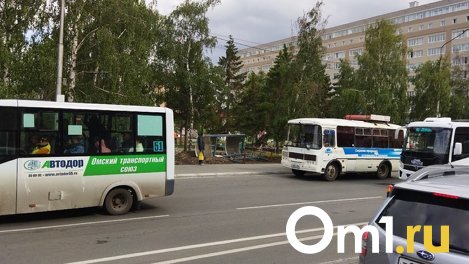 В центре Омска заметили лежащую на земле остановку