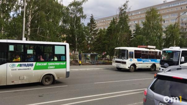 В центре Омска заметили лежащую на земле остановку