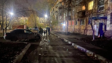Омич на Mitsubishi влетел в газовую трубу жилого дома — ФОТО