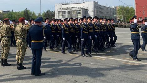 От легендарного Т-34 до современных Су-34: Новосибирск отметил 80-летие Великой Победы