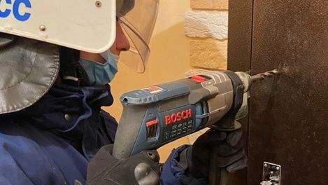 Двух детей достали спасатели из запертой квартиры в Новосибирске