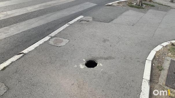 На проспекте Мира растёт яма с кипятком