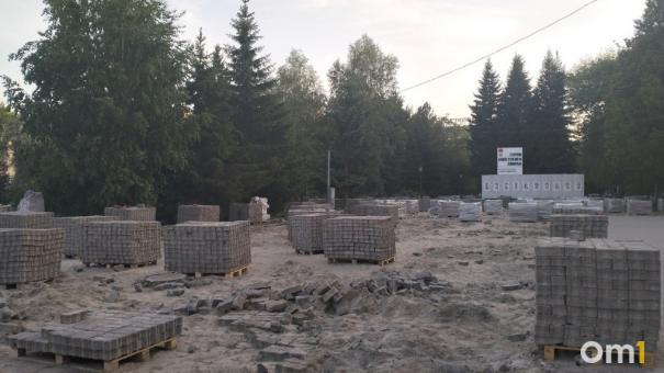 В Первомайском сквере Новосибирска начался снос здания Sabai bar
