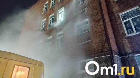 Омскую школу заволокло паром из-за прорыва трубы, занятия отменены