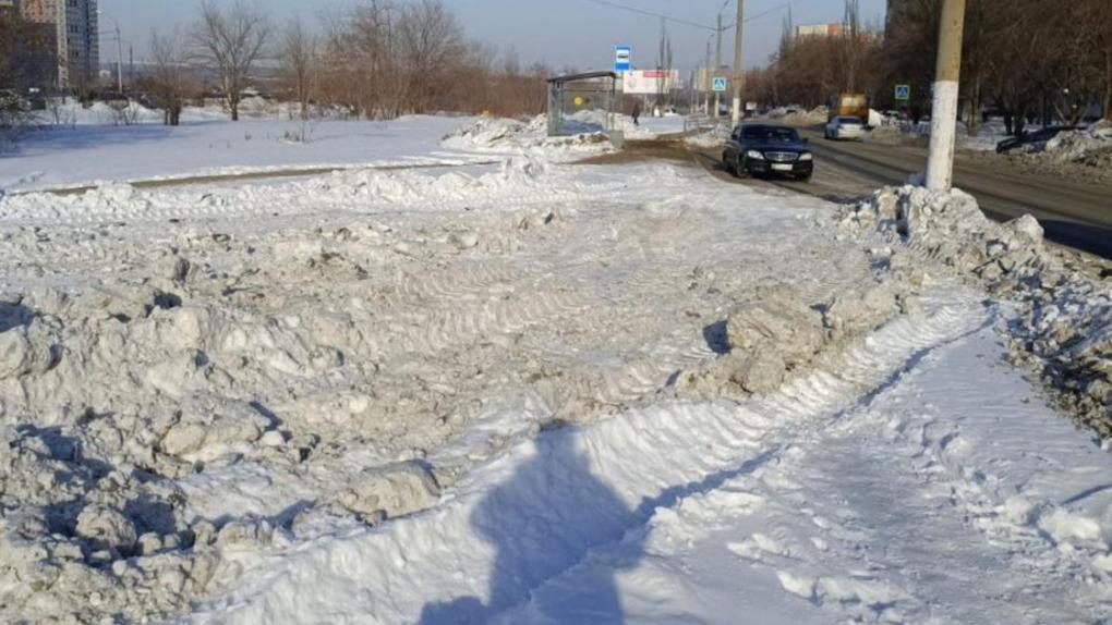 Омские дорожники убрали опасный сугроб на бульваре Архитекторов