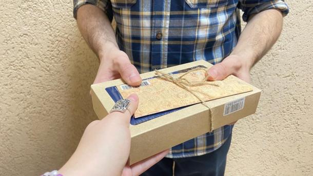 Опрос показал, кто в Новосибирске дарит подарки чаще, чем получает