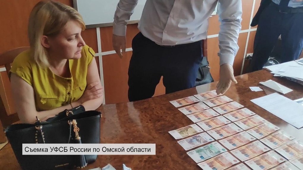 Заместителя директора омской «Почты России» поместили под домашний арест по делу о взятке