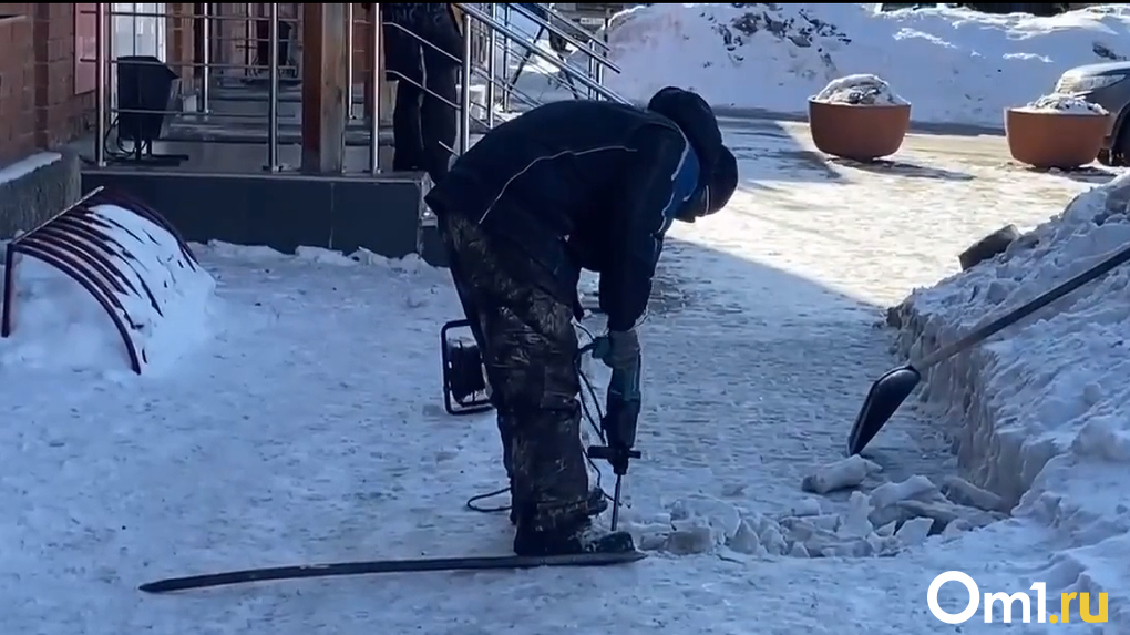 Новосибирец убирает снег с тротуаров перфоратором