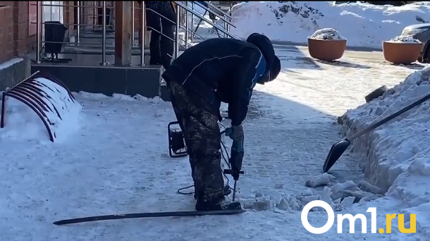 Новосибирец убирает снег с тротуаров перфоратором