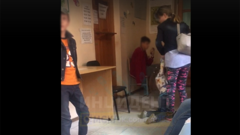 В Омске мать таскала плачущую девочку по полу травмпункта
