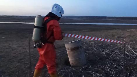 Брошенная на берегу реки бочка с неизвестным содержимым напугала новосибирцев