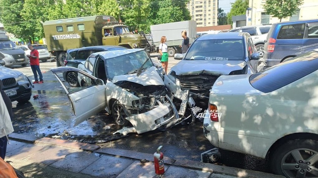 В Новосибирске в ДТП на улице Богдана Хмельницкого пострадали шесть автомобилей