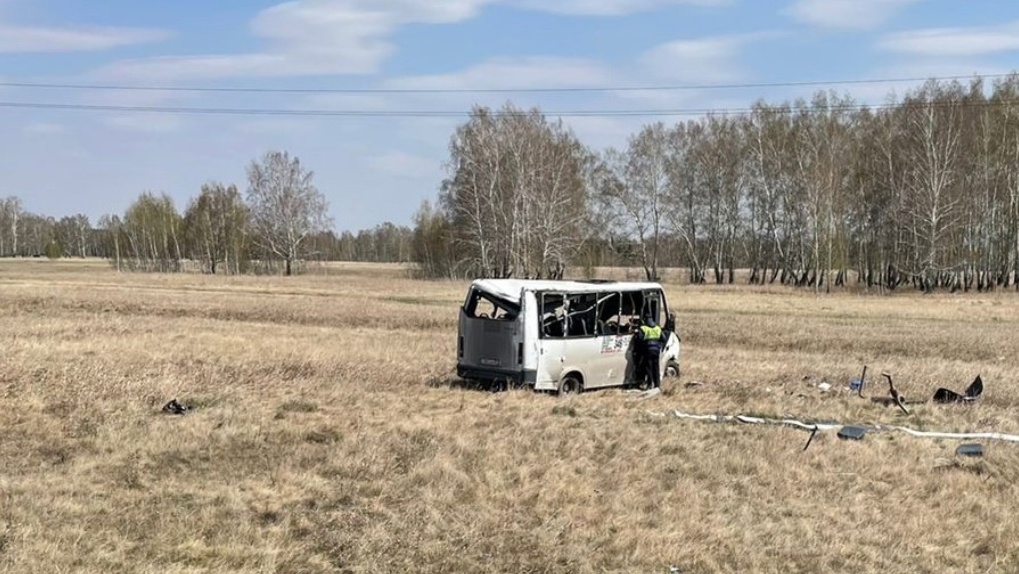 Пассажирский автобус перевернулся на трассе Омск – Муромцево