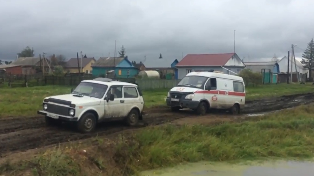 В Омской области застрявшую в грязи скорую пришлось вытаскивать внедорожнику