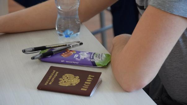 Выпускники омских школ сдают ЕГЭ по математике базового и профильного уровней