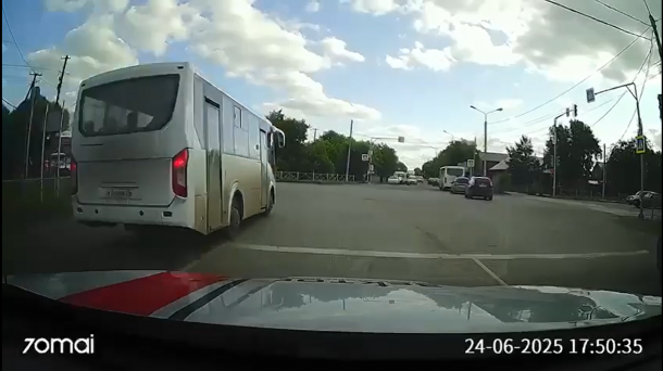 В Омске автобус пролетел перекрёсток на красный и по встречке