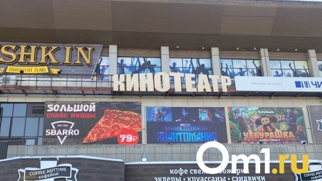 На фасаде омского кинотеатра появилась афиша фильма кинокомпании Marvel, которая ушла из страны