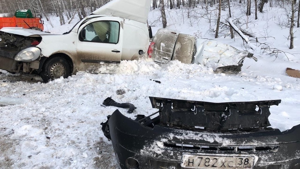 Погибла женщина: на трассе под Омском легковушка въехала в КамАЗ с прицепом