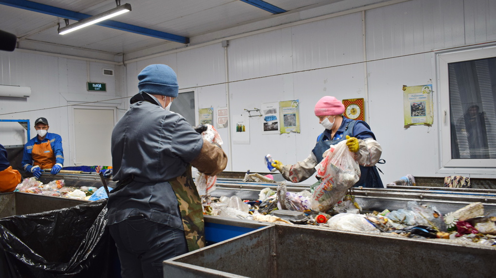 Омский регоператор набирает сортировщиков отходов на свои заводы