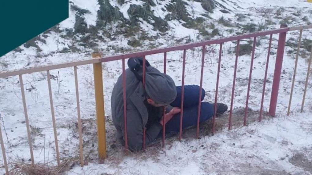 В Новосибирске спасатели помогли мужчине, застрявшему головой в заборе