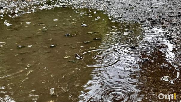Омскую многоэтажку насквозь заливает тающий на крыше снег
