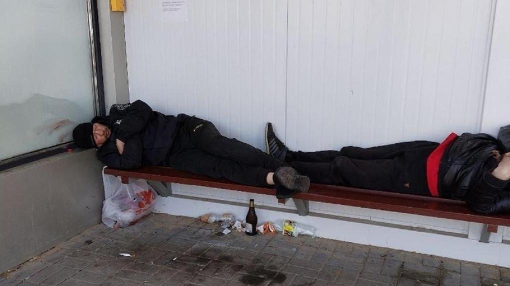 В омской тёплой остановке появился «ремонт» от бездомных