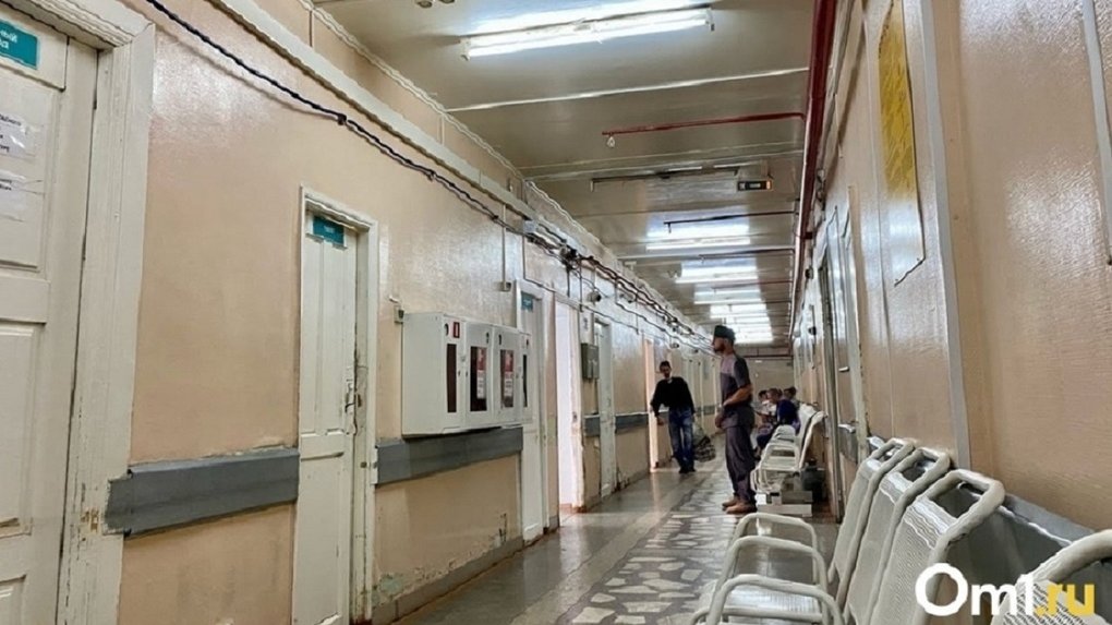В Омске пропала пациентка больницы в малиновом спортивном костюме и сланцах