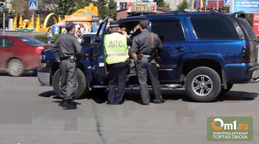 В центре Омска полицейские снимали на мобильный неадекватного водителя на джипе