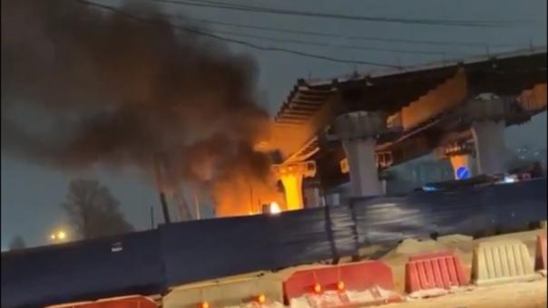 Видео пожара под четвёртым мостом в Новосибирске появилось в сети