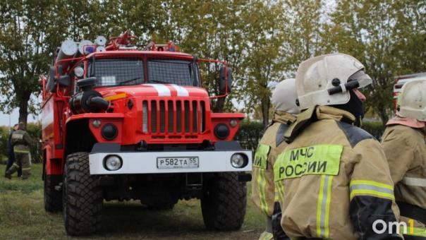 В Омске огонь перекинулся на здание с загоревшейся машины