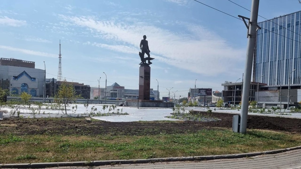 На площади Маркса в Новосибирске завершают озеленение