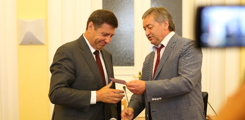 Сенатор Голушко получил удостоверение кандидата в депутаты Госдумы (ФОТО)