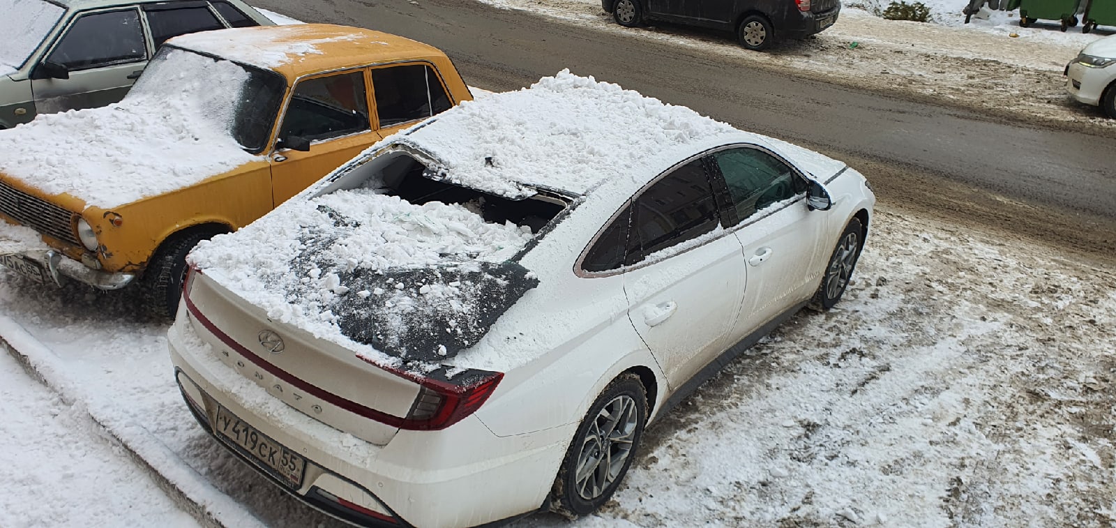 Сход снега с крыши на автомобиль