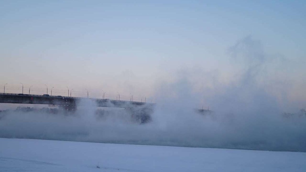 Из-за полыньи под Ленинградским мостом на Омск опускается густой туман