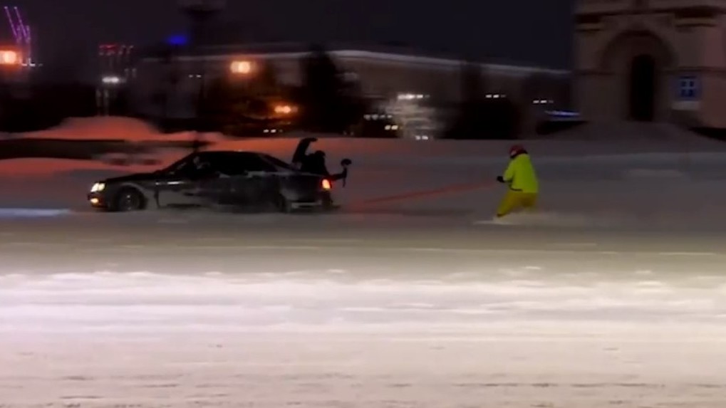 Полиция нашла и наказала омича за катание по дороге на сноуборде
