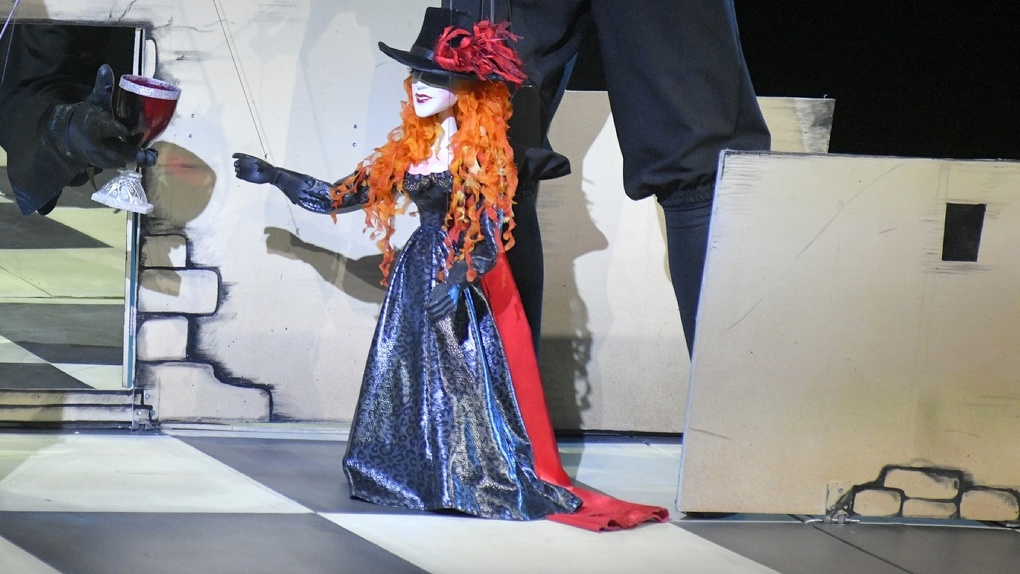 Диалоги с кардиналом, страдающий герой и огненный шлейф: впечатляющая премьера в омском театре кукол