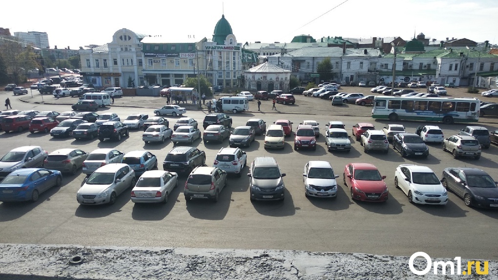 В центре Омска на три недели закроют одну из самых крупных парковок