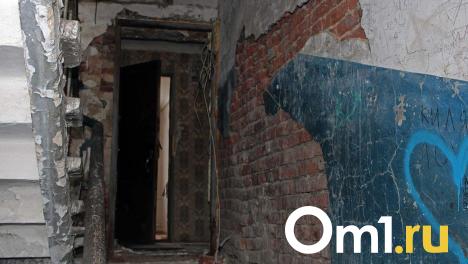 Как в Припяти: репортаж из расселённой, но всё ещё пугающе живой пятиэтажки в Омске