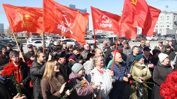 Красные гвоздики у гранитного Ильича: Новосибирск отметил 155-летие Ленина