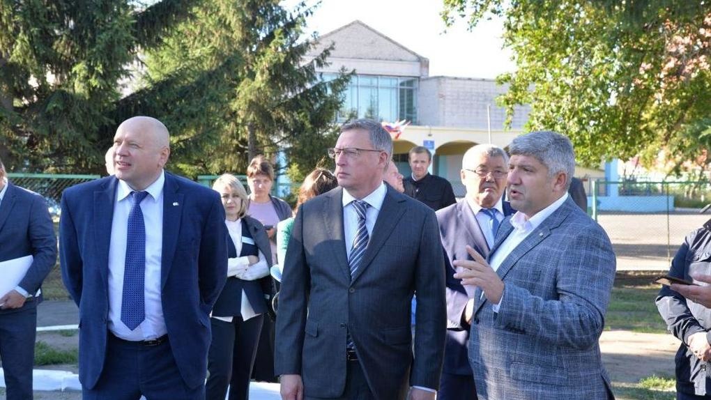 Губернатор Омской области подчеркнул необходимость связующего звена между населением и властью