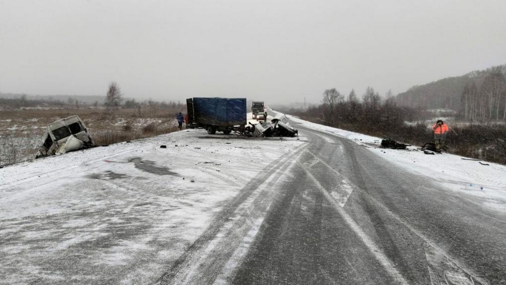 Пассажирский микроавтобус попал в смертельное ДТП под Новосибирском