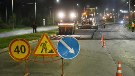 В Омске устраняют колеи на дорогах